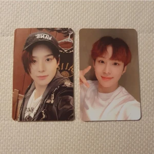 OFFICIELL KPOP NCT127 Jungwoo Neo Zone album photocard set 2 kort - Två exklusiva samlarkort från NCT 127:s andra album 'Neo Zone'. Perfekt för fans av K-pop och NCT 127! Baksidan har medlemmarnas signaturer och personliga meddelanden. Ett måste för dig som vill ha unika idolkort i din samling.
