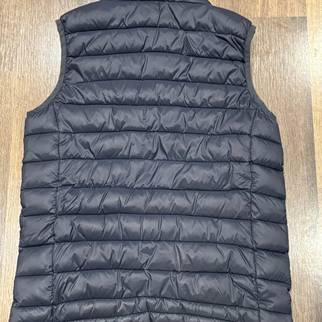 Mörkblå dunväst från Lyle & Scott - 1