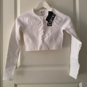 Vit ribbad croppad långärmad topp Aim'n - Helt ny i en kritvit färg.  Orginalrpris 549kr.