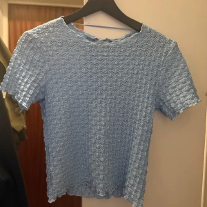Ljusblå spets t shirt - Säljer denna supersnygga tighta spets t shirtwn från Vero Moda 🩵🩵🩵🩵 Nyskick!
