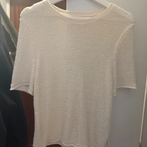 Vit stickad t shirt - Vit stickad t shirt från Only 🤍🤍🤍🤍 Nypris: 399kr! 