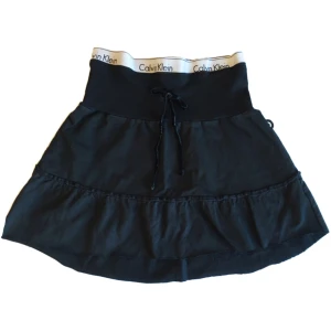 Lowwaist miniskirt/ tygkjol , Calvin Klein  - Supercool unik mini tygkjol med påsydd Calvin Klein kant & velourband! (Obs! Man får sätta på sig den försiktigt då sömmen kan gå upp om det stretchas ut för mycket)