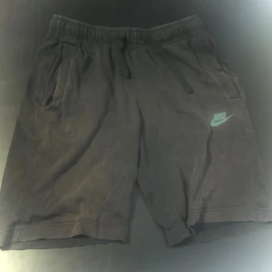Svarta Nike shorts med snörning XS - Svarta shorts från Nike i mjuk bomull med elastisk midja och snörning. Lite solblekta men annars bra skick