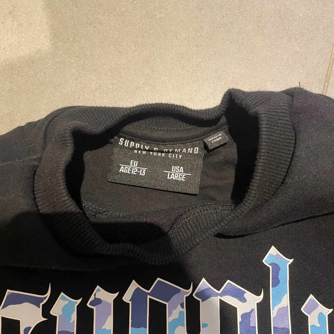 Svart sweatshirt Supply & Demand - 2