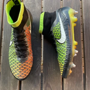 Nike magistas SG - Säljer ett par Nike magistas i mycket gott skick förutom att limmet släpper lite här o var, det är inte på grund utav användning utan på grund av att de är så gamla. Dobbarna är ståldobbar (sg) o är gjorda för att köra på gräs med. Storleken är 43 men passar 42. Skriv vid minsta fundering!