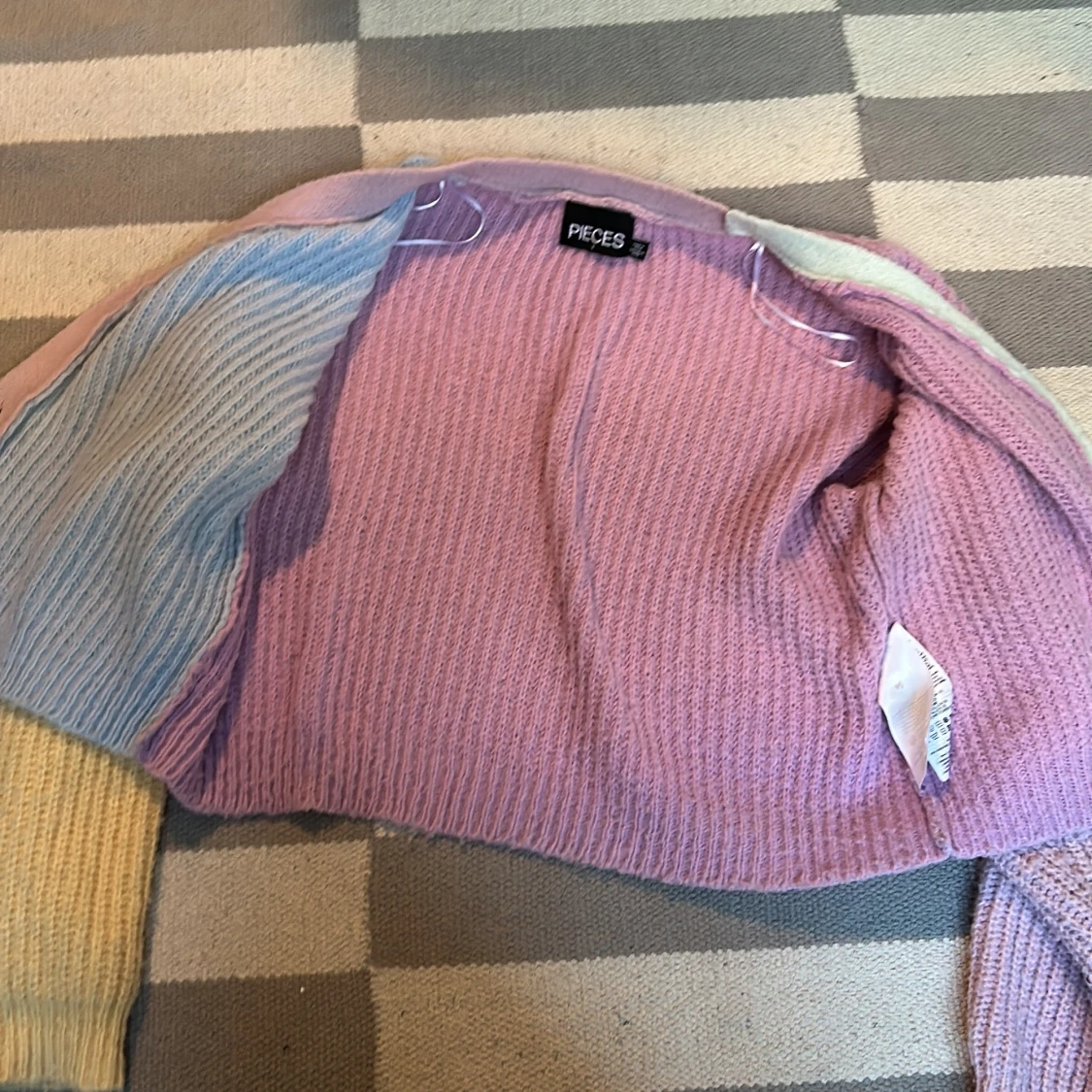 Pastellfärgad kofta från Pieces storlek s - 4