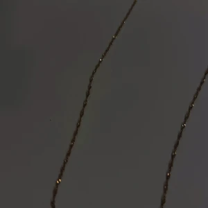 18 K guld med stämpel  - Säljer ett tunt och elegant halsband guld från guldfynd.  Helt nyskick. Ca 45 cm.