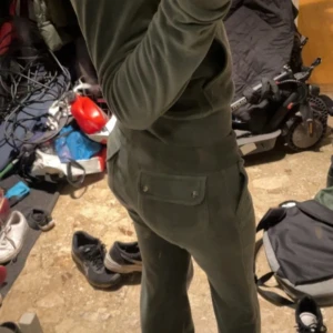 Grå velour hoodie från Juicy Couture - (De är mina bilder bara att jag screenat frånitt upplägg på vinted) Säljer en grå hoodie i mjuk velour från Juicy Couture med broderad logga på bröstet. Tröjan har huva med snörning och en stor ficka framtill. Perfekt för chill dagar och har en riktigt skön känsla mot huden.