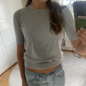 Stickad topp - Jätte snygg topp från zara i suuppper skönt material!! Storlek m men väldigt stretchig så passar xs-l skulle jag säga😍😍