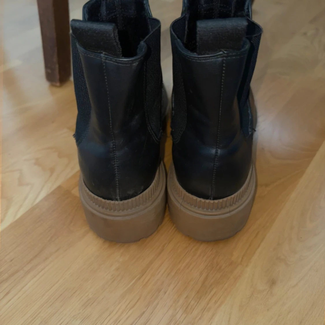 Svarta chelsea boots med chunky sula - 2