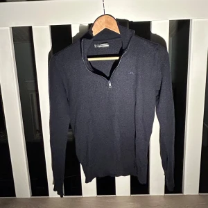 J.Lindberg quarter zip - Säljer denna marinblåa J.Lindberg quarter zippen i merinoull i storlek S men har krympt till storlek XS i tvätten. Använd varsamt och mycket bra skick. Hör gärna av er vid frågor!