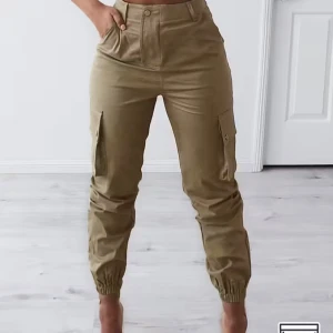 Beiga cargopants med resår - Snygga beiga cargopants med hög midja och resår vid anklarna. Byxorna har stora fickor på sidorna och stängs med knapp och dragkedja. Passar korta personer då de är korta i benen 