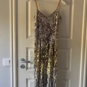 Glittrig guldklänning Maya Deluxe XS - Använd 1 gång 