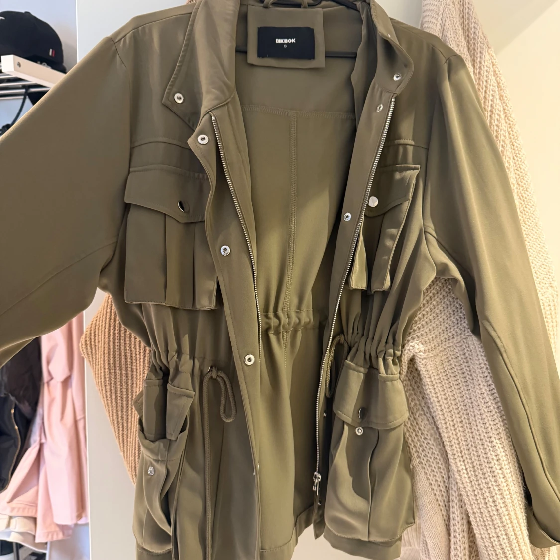 Olivgrön parkajacka från Bik Bok