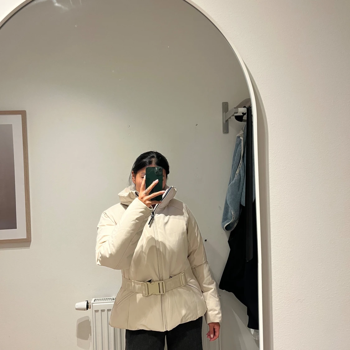 Beige pufferjacka med bälte från Aímn