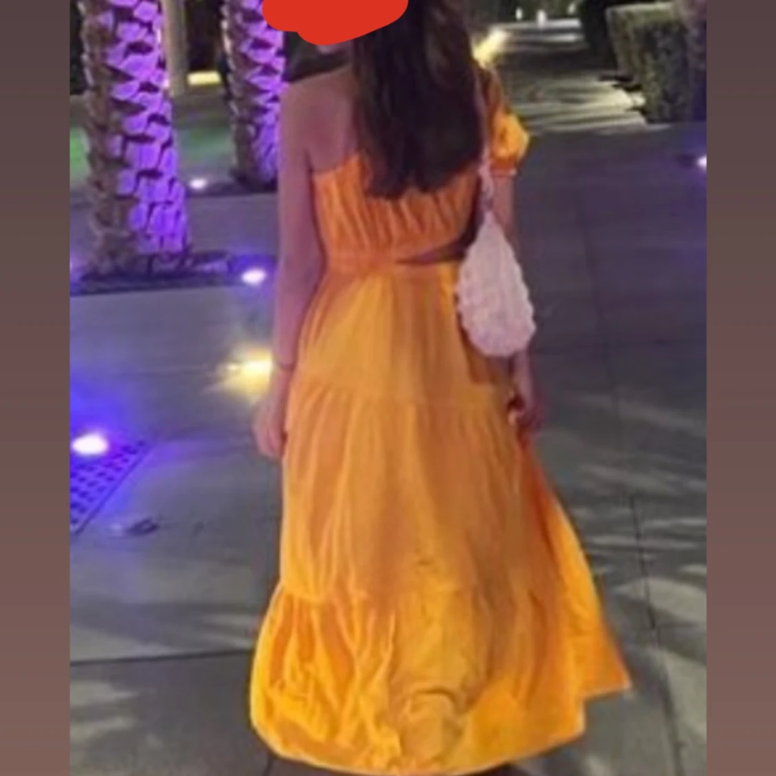 Gul långklänning med cut-out och puffärm - 1