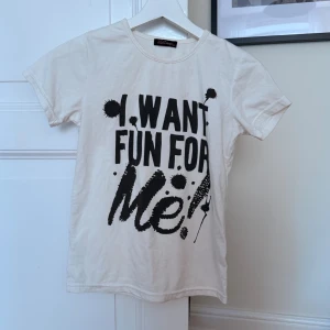 Vit t-shirt med tryck från Lollipop - Cool vit t-shirt från Lollipop med svart statement-tryck 'I WANT FUN FOR ME!' på framsidan. Klassisk rund halsringning och korta ärmar. Perfekt för dig som gillar att sticka ut med grafiska prints. Skön och mjuk i bomull.