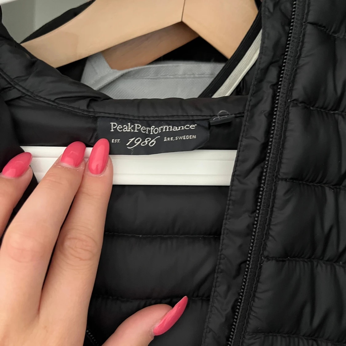 Svart dunjacka Peak Performance - 3