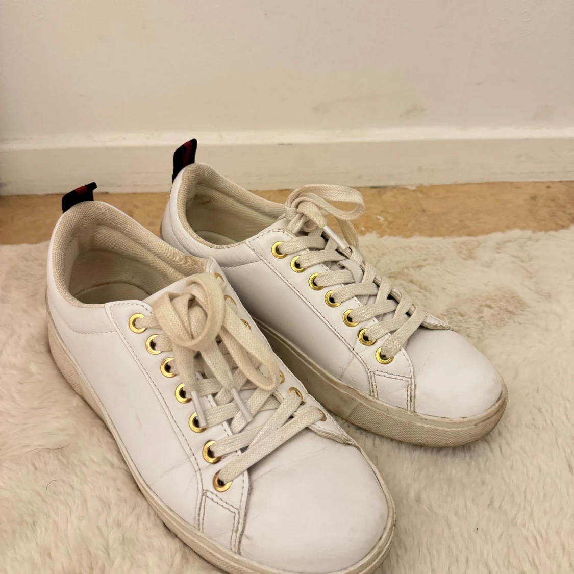 Vita sneakers med gulddetaljer - 1