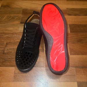 Christian Louboutin svarta med spikar storlek 43 - Säljer ett par svarta Christian Louboutin med spikar storlek 43. Lådor o andra grejer kommer tyvärr inte med i frakten bara själva skorna. Om ni vill snacka om priset det bara att skriva.