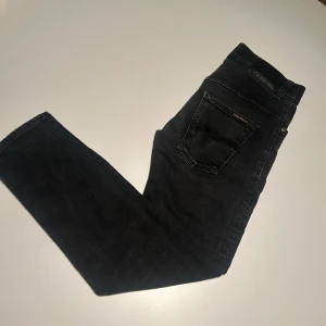 Snygga svarta nudie jeans W29 L30 - Modell: thin finn. Storlek: W29 L30. Fint skick. Perfekta till hösten/vintern.  Kontakta om minsta lilla fundering‼️🙌🏼 pris kan såklart diskuteras.