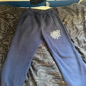 Mörkblå mjukisbyxor ADWYSD - Mörkblå mjukisbyxor från Always Do What You Should Do. Bra skick och otroligt sköna. Lite baggy och rätt tjocka!