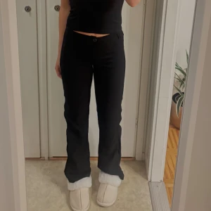 Svarta raka  linnebyxor med låg midja - Svarta byxor med låg midja och raka ben från bershka i storlek 34. Är 167 och dom slutar precis vid ankeln. Aldrig använt