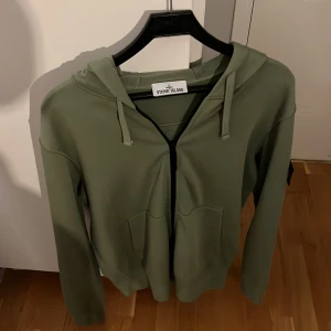 Stone Island zip up   - Helt ny aldrig använd finns ingen prislapp tyvärr, löser riktigt bra pris skriv om nie intresserade. Storlek L, qr koden fungerar