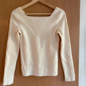 Ny figurnära fint stickad  ribbad ull   topp från Others & Stories & Other Stories - Säljer en stilren vit ribbad topp från & Other Stories med lång ärm och fyrkantig ringning. Toppen är i mjukt material och har en clean look som passar perfekt till jeans eller kjol. Ny oanvänd 