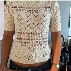 vit topp - fin vit stickad topp från zara i storlek s som aldrig är använd!