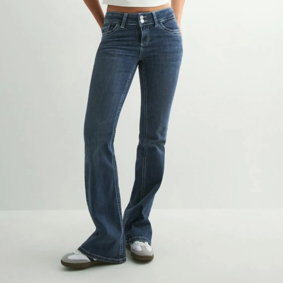 Blå bootcut jeans med broderade fickor