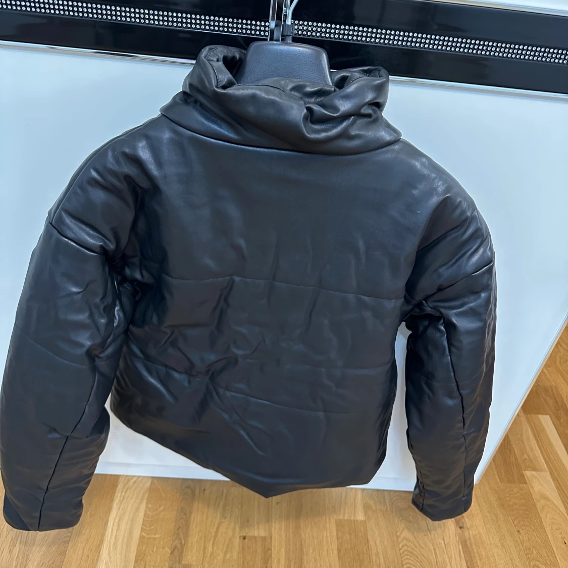 Svart pufferjacka i skinnlook - 1