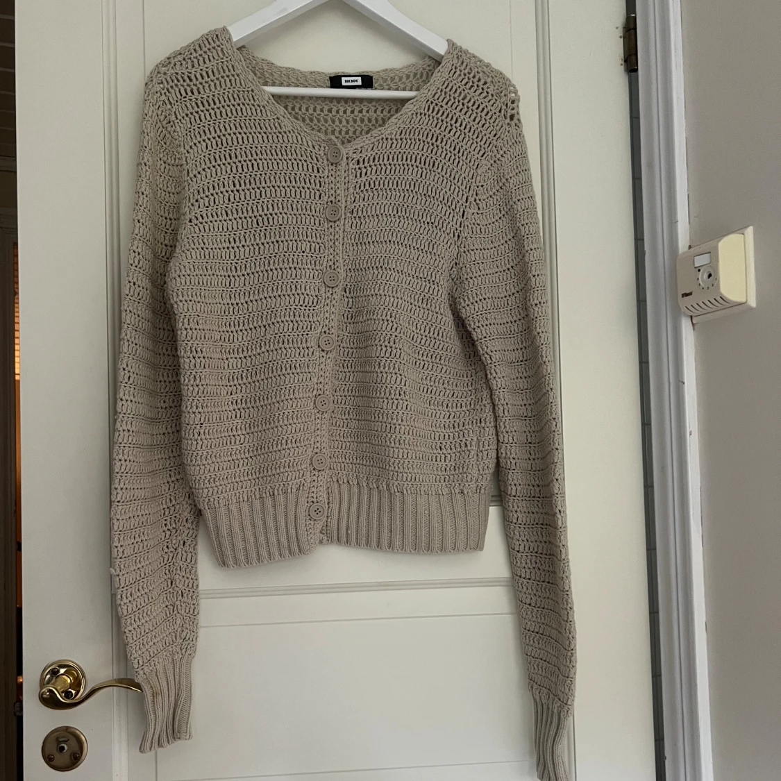 Beige stickad kofta från Bik Bok