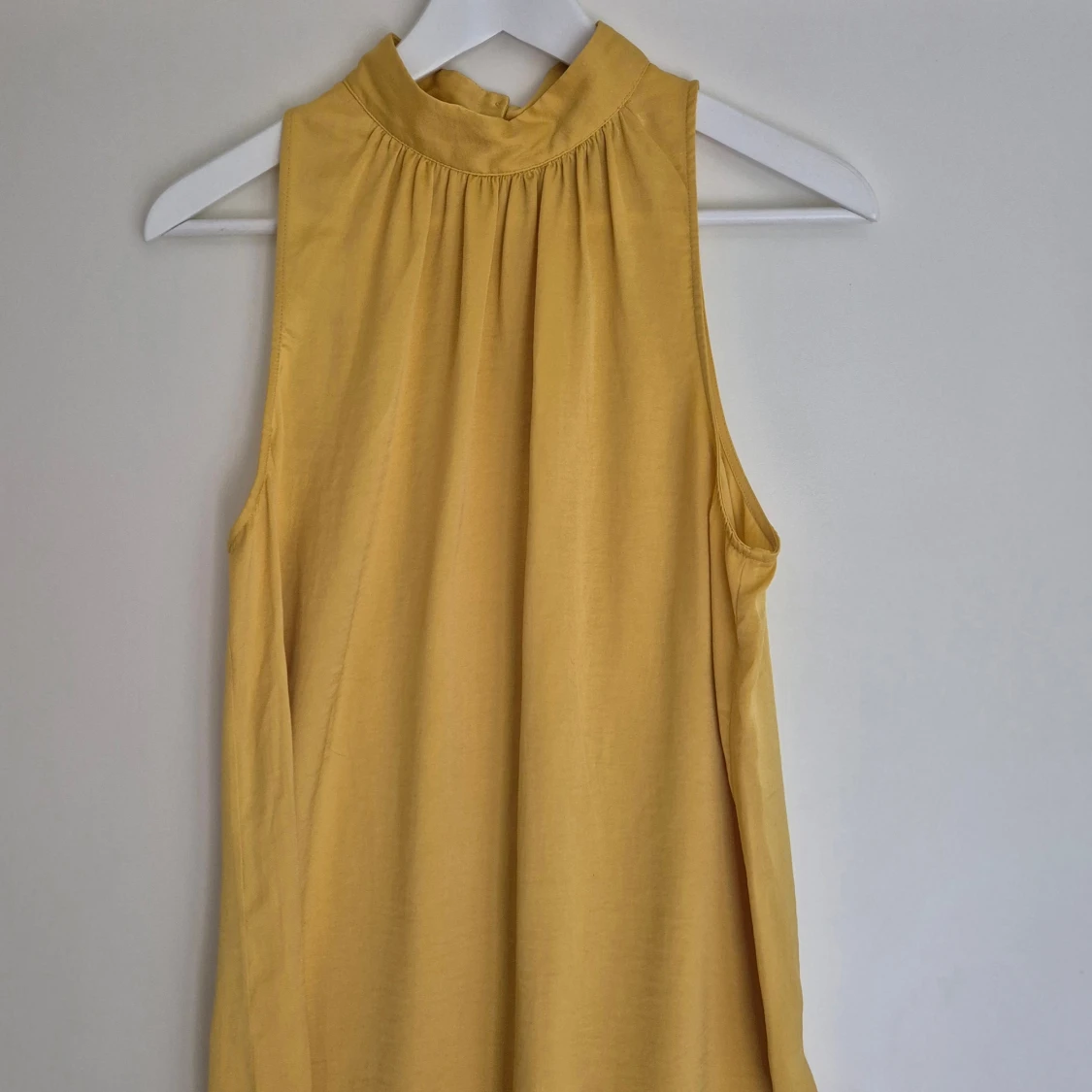 Gul ärmlös topp från Lindex