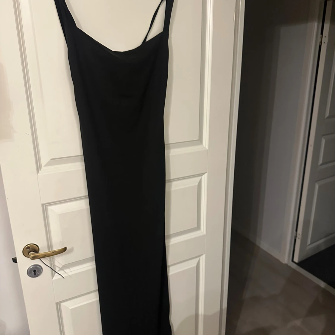 Svart långklänning med öppen rygg