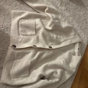 Kofta uniqlo - Beige/vit kofta från uniqlo knappt använd 