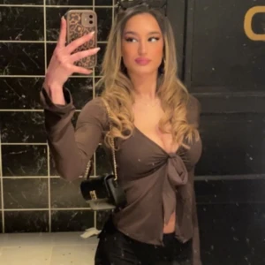 GinaTricot knyttopp  - Säljer en brun långärmad topp med djup v-ringning och knyt framtill. Modellen är croppad och har en rosett/knut där fram. Köpt från GinaTricot och använd fåtal gånger. Storlek XXS passar mig som brukar ha Xs/S. Pris går att diskutera 