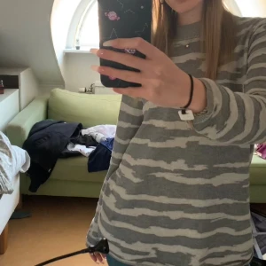 Unik långärmad - Säljer dendär jättecoola långärmade som inte kommer till användning längre(skriv vid mer funderingar mm🙏😊