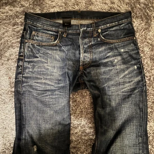 Dior jeans - Säljer ett par snygga blå jeans från Dior med coola slitningar och tvättade detaljer.  Jeansen är i storlek 30 designade av hedi slimane för en slim look. Går för över 6 tusen på grailed.
