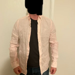 Ljusrosa linneskjorta från gant  - Säljer en stilren ljusrosa skjorta i linne från gant. Skjortan har lång ärm och en avslappnad passform, perfekt för en chill och fräsch look. I storlek (S) Passar grymt till jeans, priset går alltid att diskutera😃 