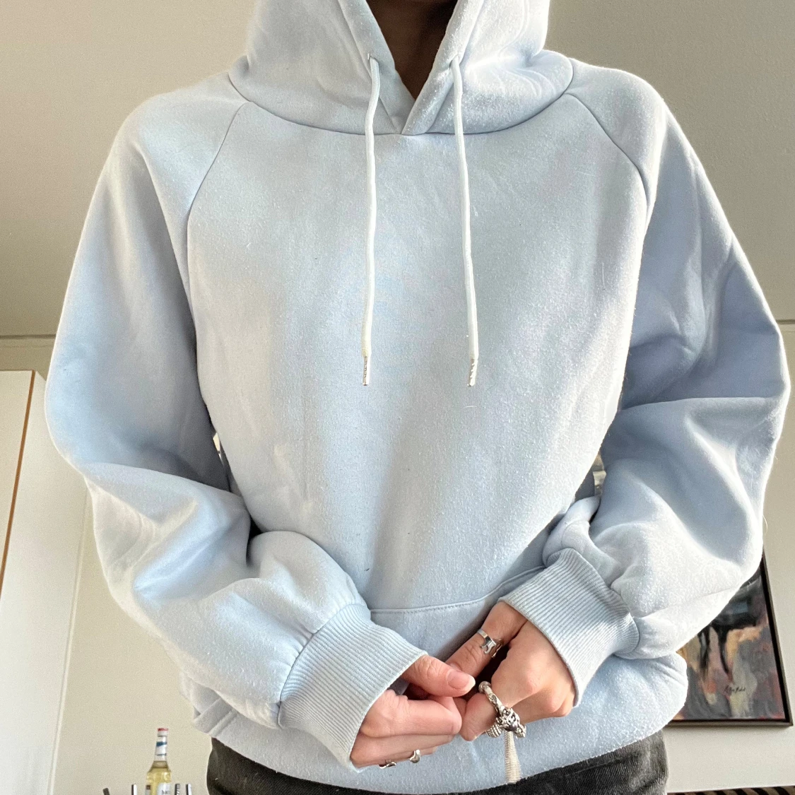 Ljusblå hoodie med huva och ficka - 2