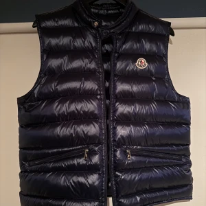 Moncler gui - Säljer av min moncler gui då den inte kommer till användning. Färgen är mörkblå, väldigt snygg och passar till många olika klädesplagg. Nypris är runt 10k. Inget slitage eller så på den! Vid frågor är det bara att skriva :)