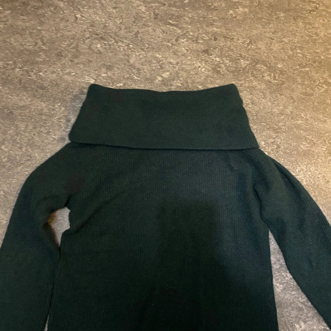 Två offshoulder stickade tröjor - 2