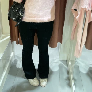 Svarta lågmidjade bootcut jeans  - Jätte fina svarta lågmidjade bootcut jeans ifrån Gina Tricot. Super bra skick inte använda mycket. Skriv för egna bilder 💓💓