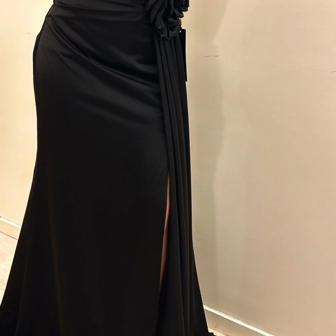 Svart långklänning med blomdetalj - 2