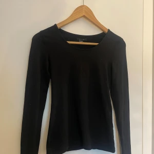 Svart långärmad tröja - En stilren svart långärmad topp från New yorker i storlek M. Toppen har en rund halsringning och är figurnära i modellen.  Materialet är mjukt och bekvämt. Köpt för längesen men endast använd cirka 4 gånger. Hör av dig vid frågor💕