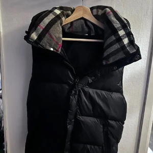 Burberry vest  - Burberry vest Storlek m Passar Perfekta västen nu till kallare väder och riktigt fet  Pris 1499kr