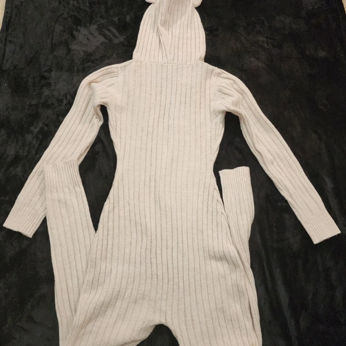 Beige ribbad jumpsuit med huva - 4