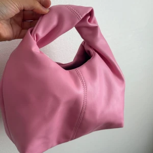 Rosa handväska  - Knappt använd