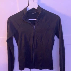 Svart långärmad tröja  - Jag säljer en långärmad tröja med dragkedja 